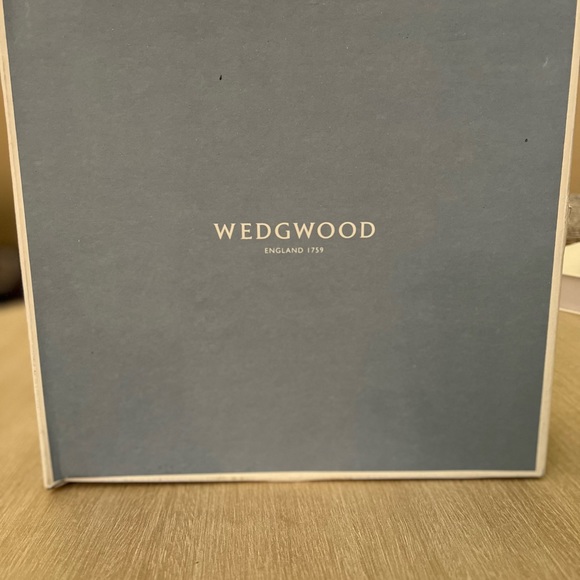 Wedgwood China Signet Platinum 5 Piece Place Setting - Picture 2 of 6